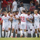 Cristian Souza (SIO), 3e gauche, celebre son but avec ses coequipiers lors de la rencontre du championnat de football de Super League entre le FC Sion et le FC Lausanne-Sport (LS) ce samedi, 27 juillet 2024 au stade de Tourbillon a Sion. (KEYSTONE/Valentin Flauraud)
